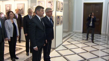 Kwiaty w parlamencie. Marszałkowie Sejmu i Senatu uczcili pamięć ofiar katastrofy smoleńskiej