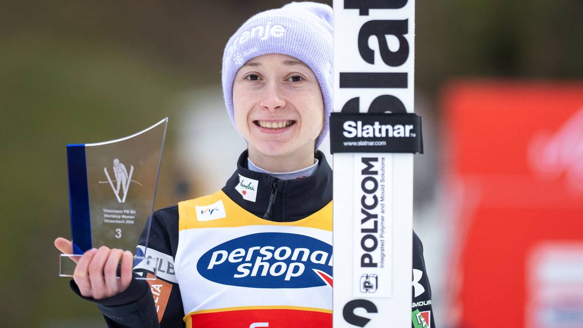 Uśmiechnięta skoczkini narciarska Nika Prevc trzymająca puchar po zawodach.