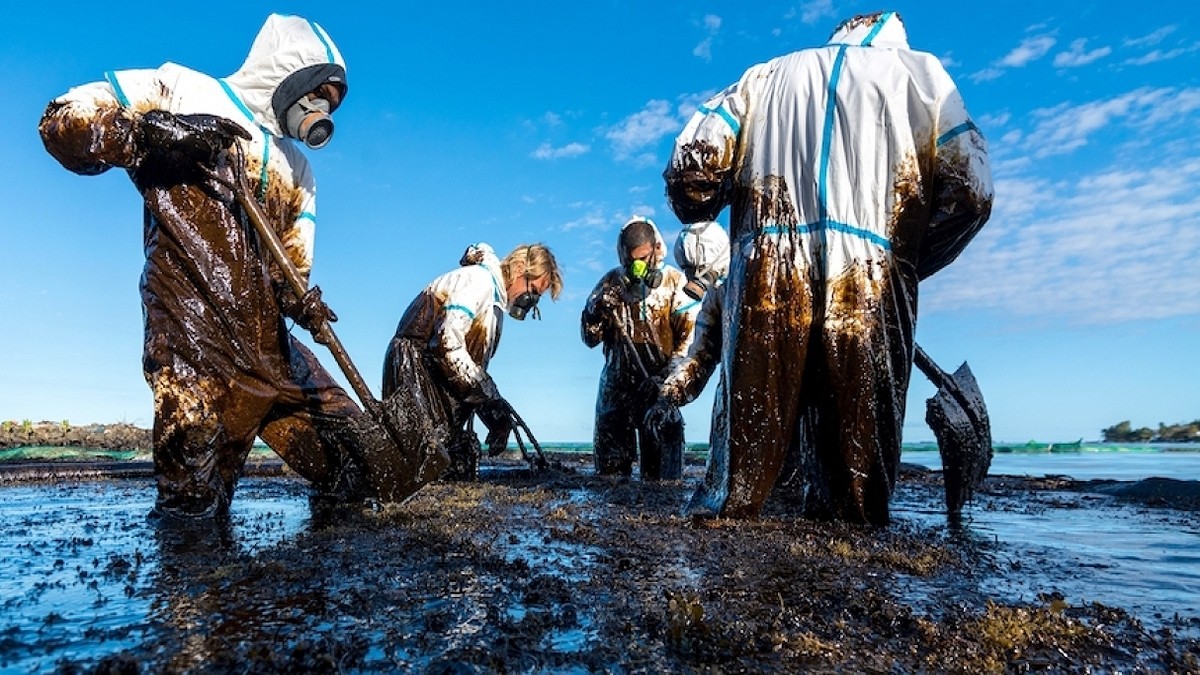 Skażenie środowiska ropą naftową. Fot. Shutterstock.
