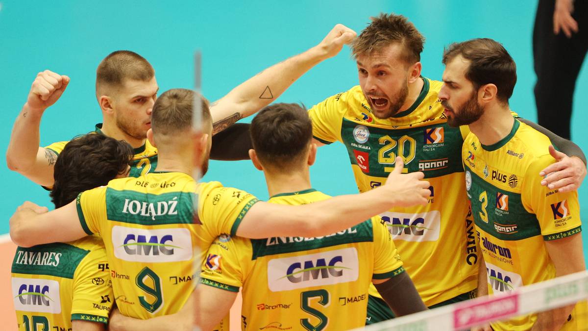 Siatkarze Aluron CMC Warty Zawiercie świętują zwycięstwo, obejmując się nawzajem.