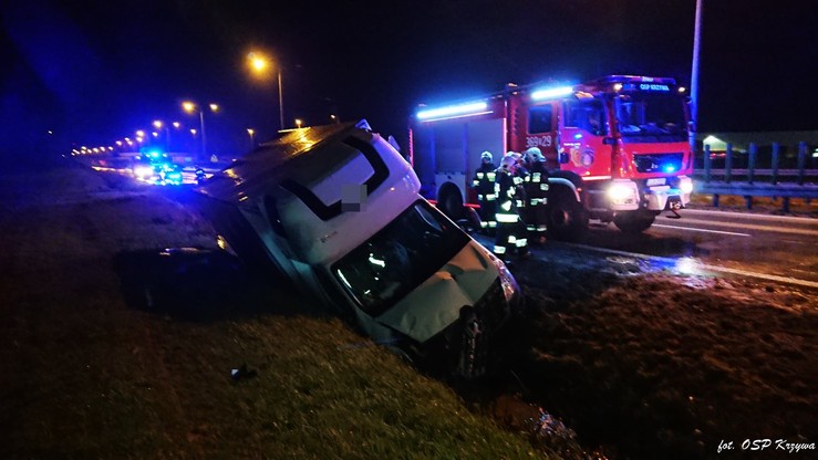 Kierowca busa stracił panowanie nad pojazdem i wpadł do rowu. Trafił do szpitala