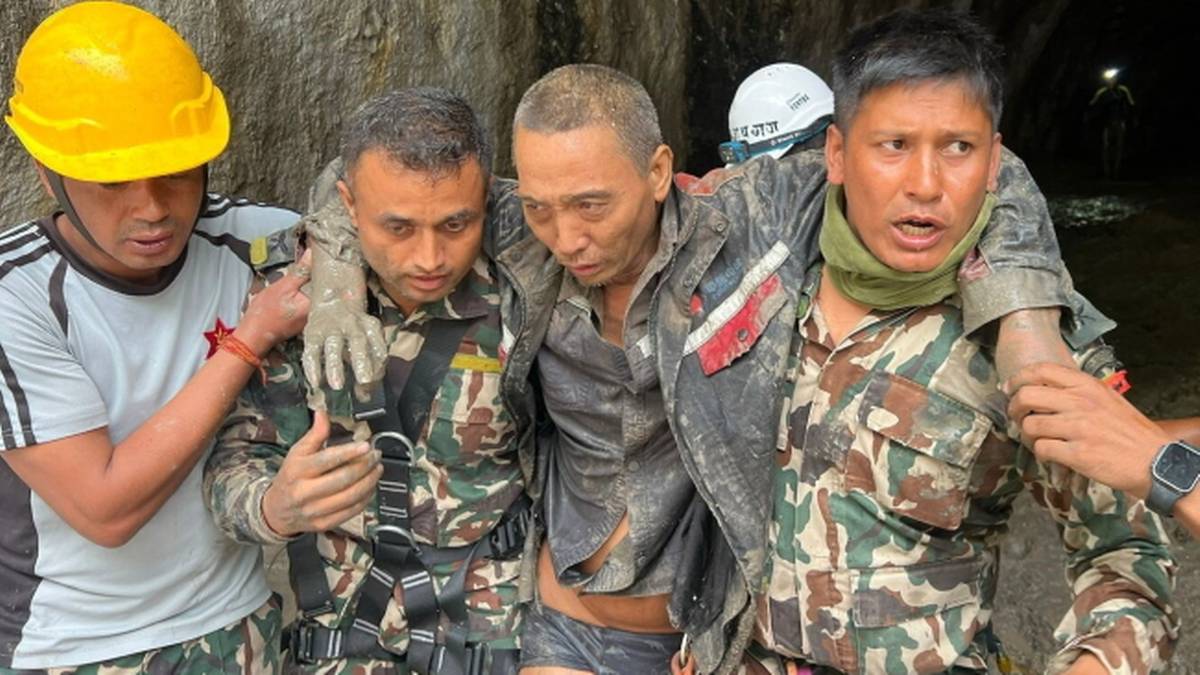 Spędzili 10 dni pod gruzami. Dwie osoby uratowane po kataklizmie w Nepalu