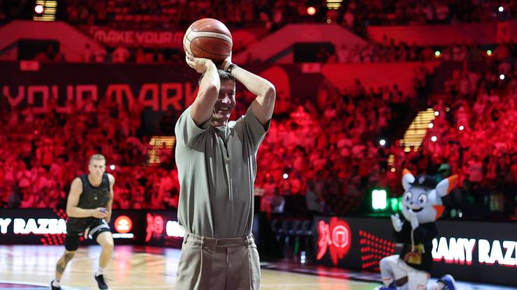 Piłkarze reprezentacji Polski na meczu koszykarzy