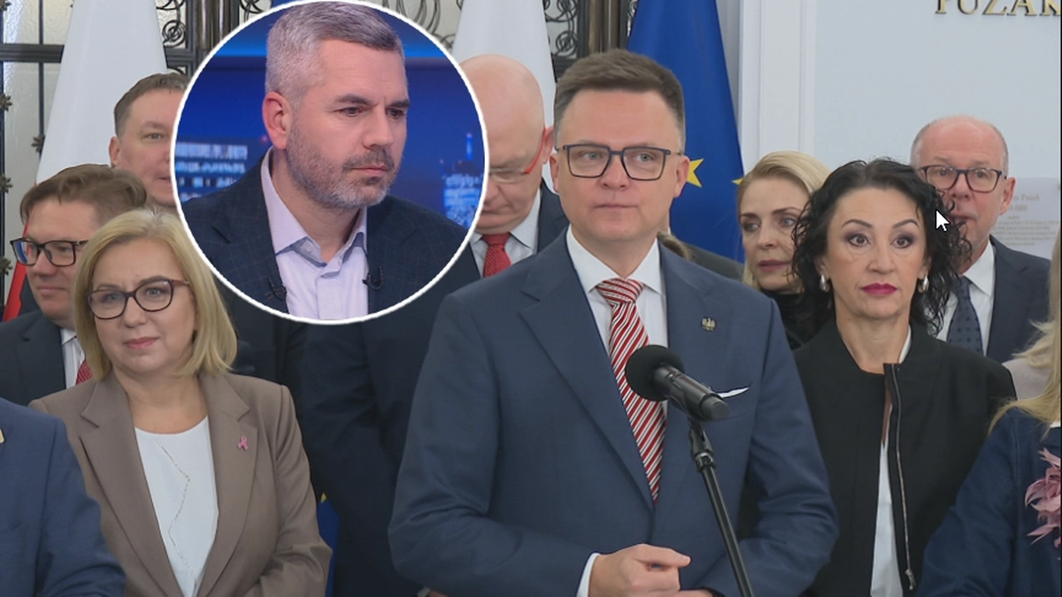 Mężczyzna w garniturze przy m&oacute;wnicy, obok zdjęcie innego mężczyzny