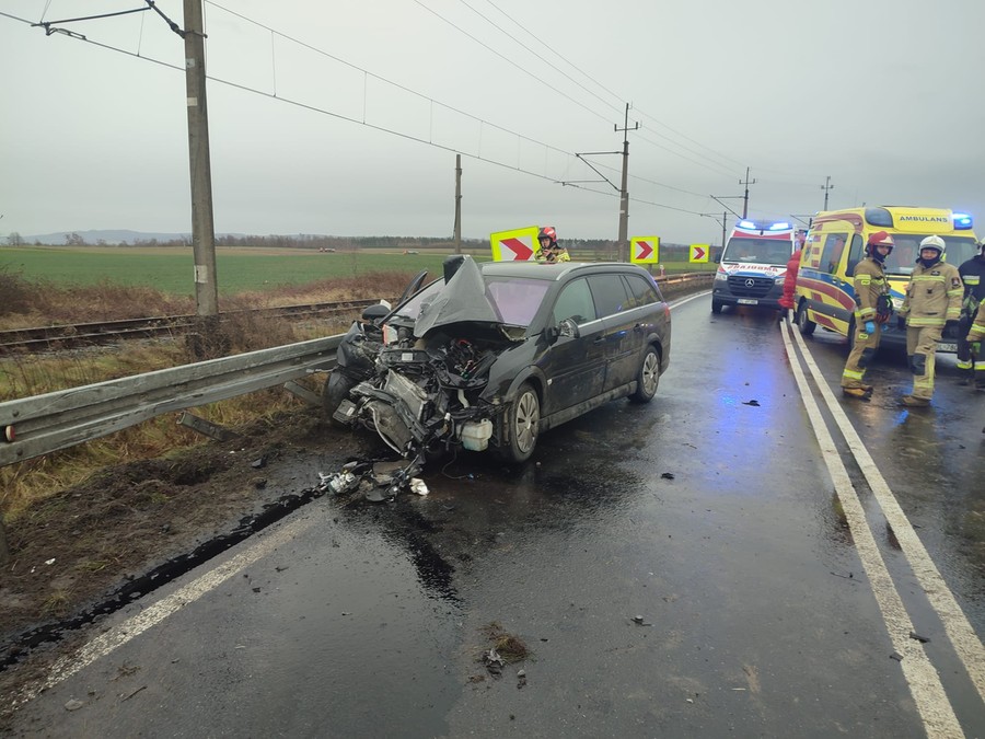 Zderzenie samochodu i autokaru