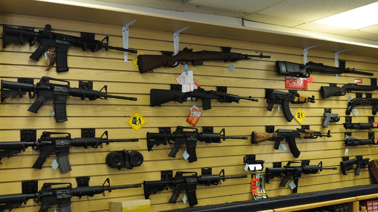 Po strzelaninie w szkole, Walmart podnosi minimalny wymagany wiek na zakup broni