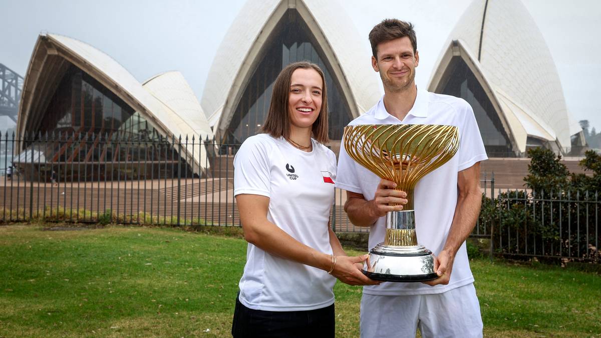 Iga Świątek i Hubert Hurkacz prezentują puchar United Cup przed Operą w Sydney.