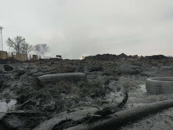 Pożar w Raciniewie. Wojsko przysłało ciężki sprzęt gąsienicowy