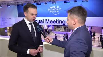 Mężczyzna udziela wywiadu przed tablicą z logo "World Economic Forum" i napisem "Annual Meeting".