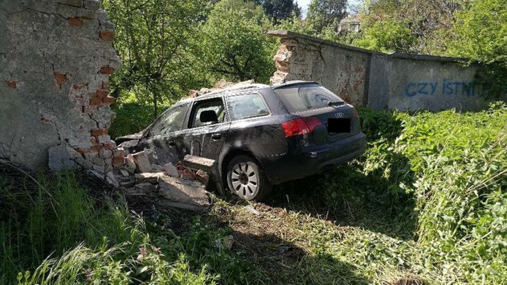 Audi A4 przebiło klasztorny mur. Policja sprawdza, kto prowadził