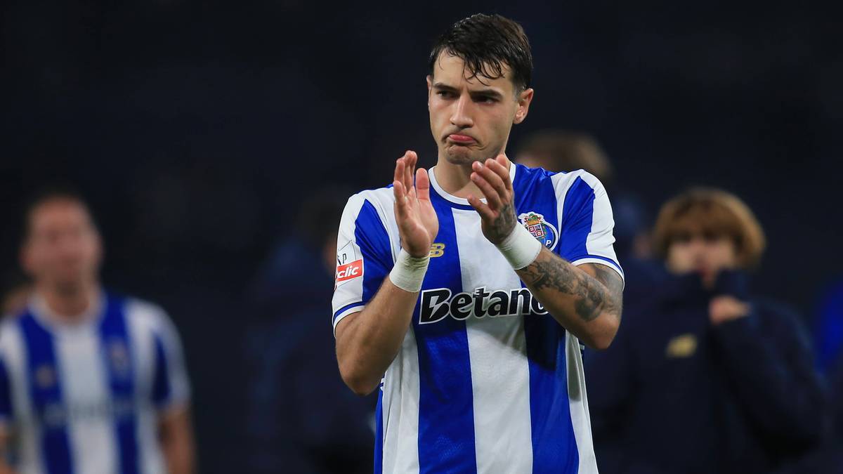 Piłkarz FC Porto klaszczący w dłonie.