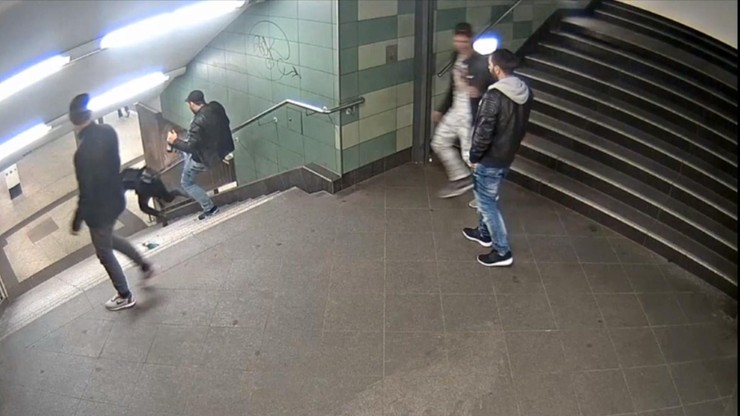 Kobieta zaatakowana na schodach. Szokujące nagranie z berlińskiego metra