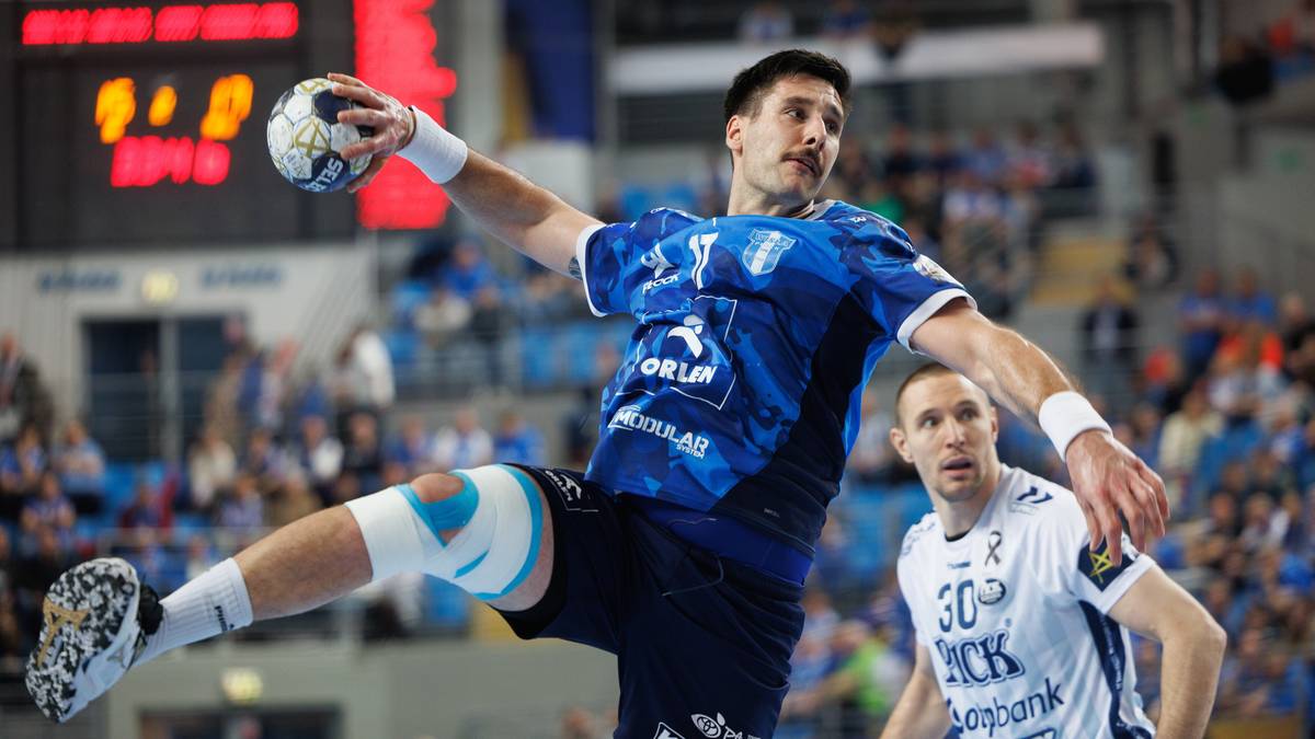 Piłkarz ręczny Orlen Wisły Płock w akcji podczas meczu.
