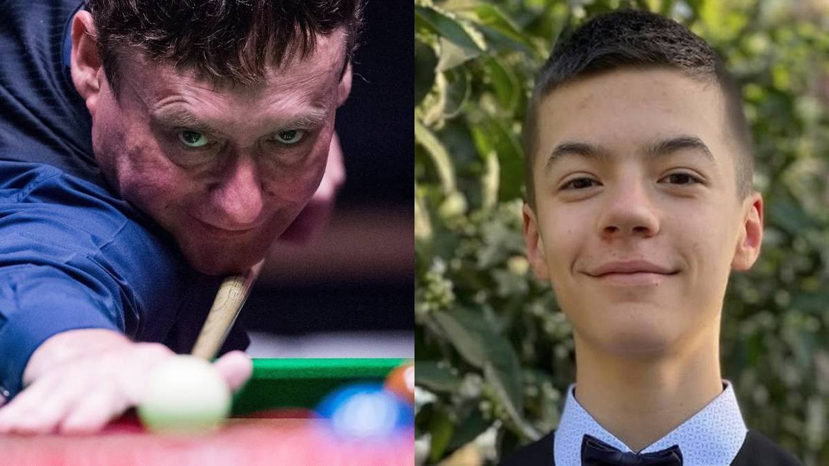 Zestawienie dwóch snookerzystów: starszego grającego przy stole i młodego uśmiechniętego.