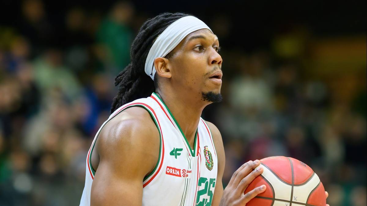 Koszykarz Śląska Wrocław z piłką w rękach