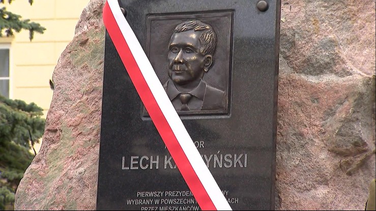 Poprzednia paskorzeźba przedstawiająca Lecha Kaczyńskiego