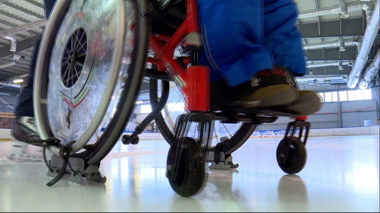 "Mam łyżwy dla Mateusza". Dzieci na wózkach inwalidzkich śmigają po lodowisku