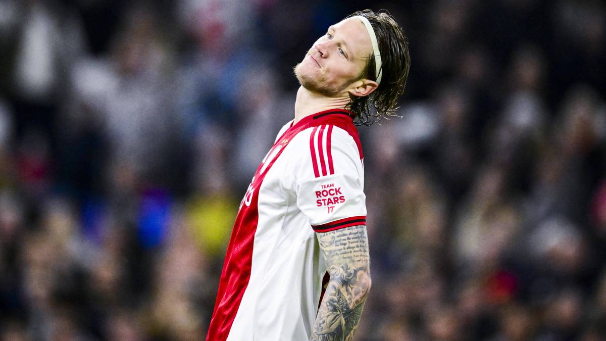 Piłkarz Wout Weghorst w koszulce Ajaxu z zamkniętymi oczami i głową odrzuconą do tyłu