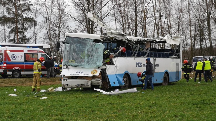 Wypadek szkolnego autobusu po silnym podmuchu wiatru. Ranni uczniowie