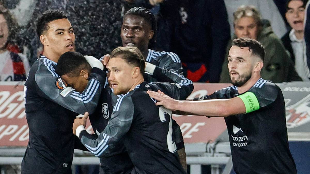 Piłkarze SC Freiburg świętują razem na boisku piłkarskim podczas meczu Ligi Europy.