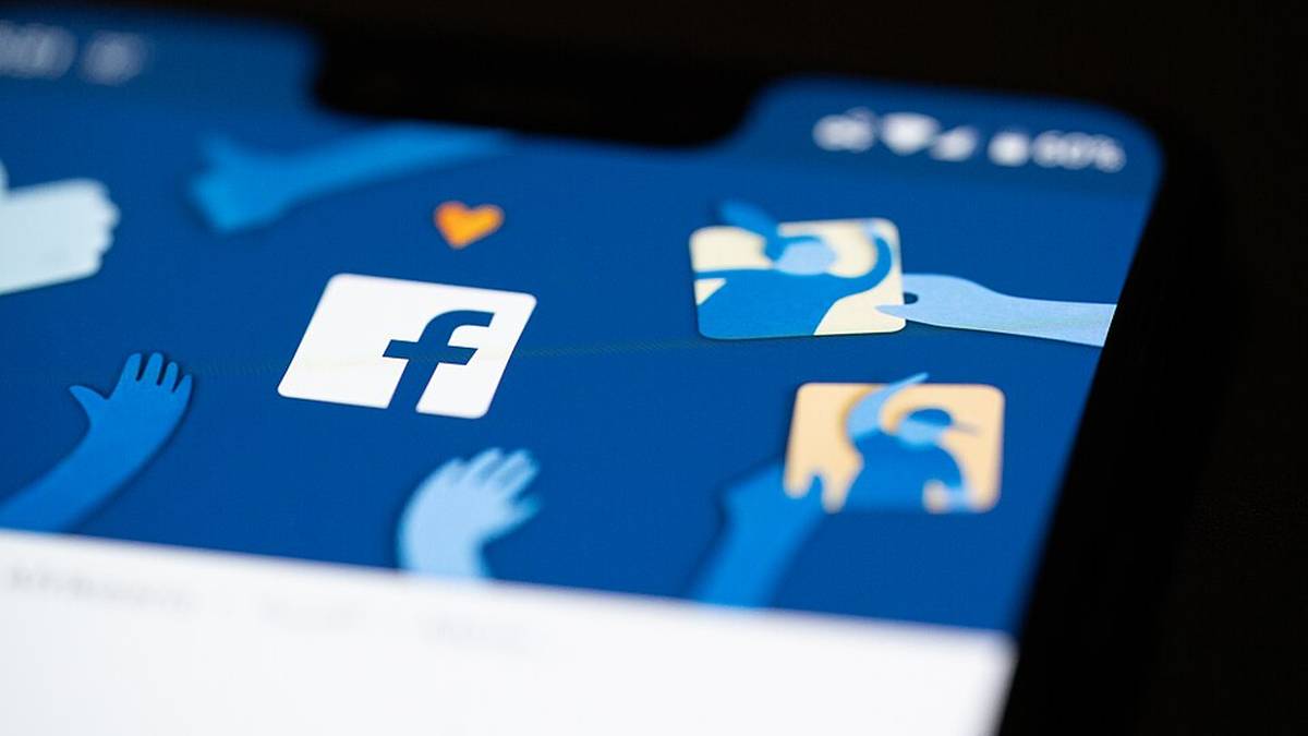 Ikona aplikacji Facebook na ekranie smartfona.