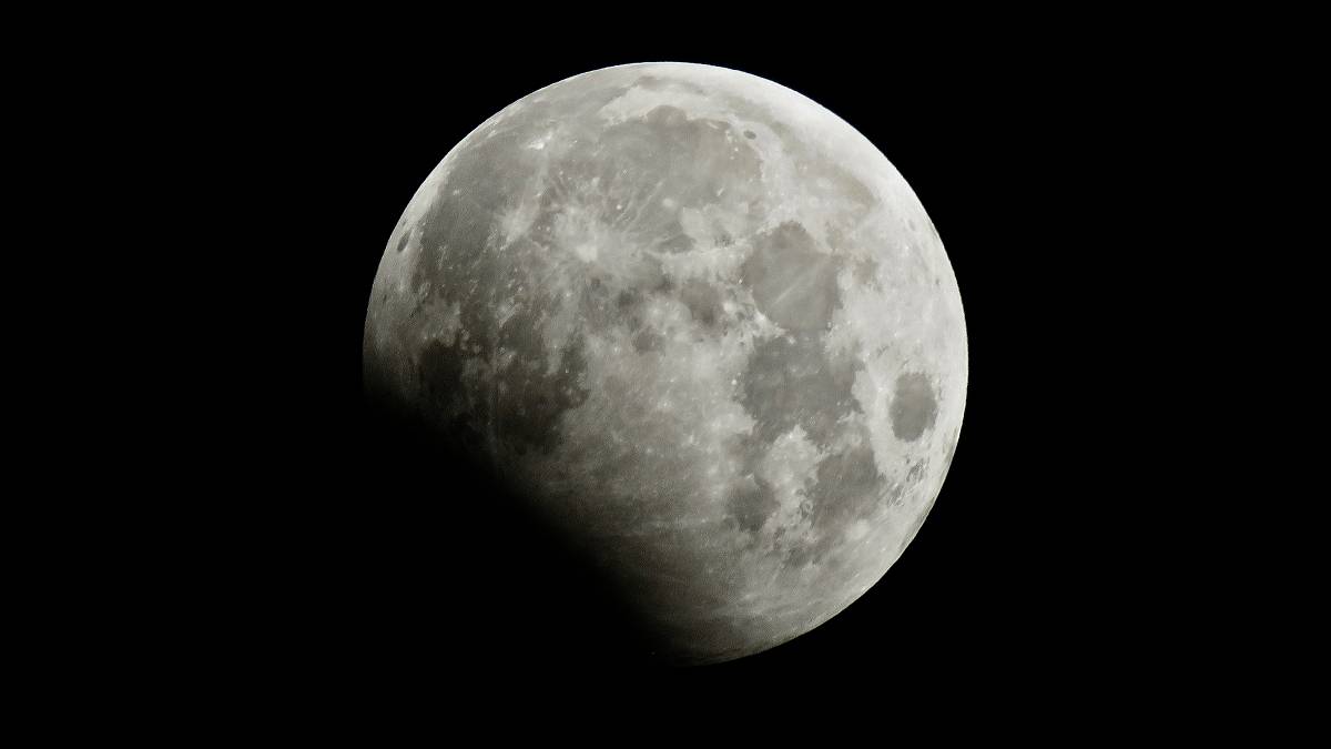 Tak wyglądała maksymalna faza częściowego zaćmienia Księżyca. Fot. Twitter.