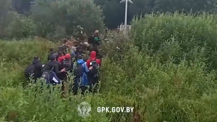 Granica z Białorusią. Łukaszenka przetransportuje kolejnych migrantów. Rozmowy o nowych połączeniach