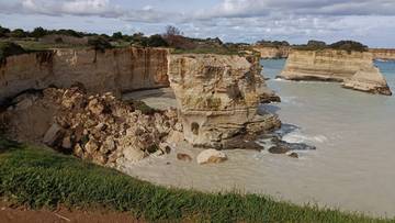 Widok na zawalony klif i fragmenty skalne w morzu w Apulii we Włoszech.