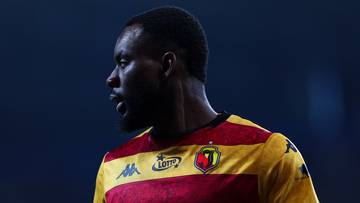 Piłkarz Jagiellonii Białystok w żółto-czerwonej koszulce z widocznym logo Superbet.