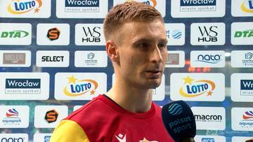 Paweł Dudkowski udzielający wywiadu na tle ścianki sponsorskiej.