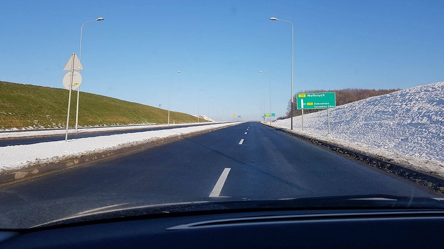 Dwa światy na drodze do Wałbrzycha w woj. dolnośląskim. Fot. Daniel Kośmider / TwojaPogoda.pl