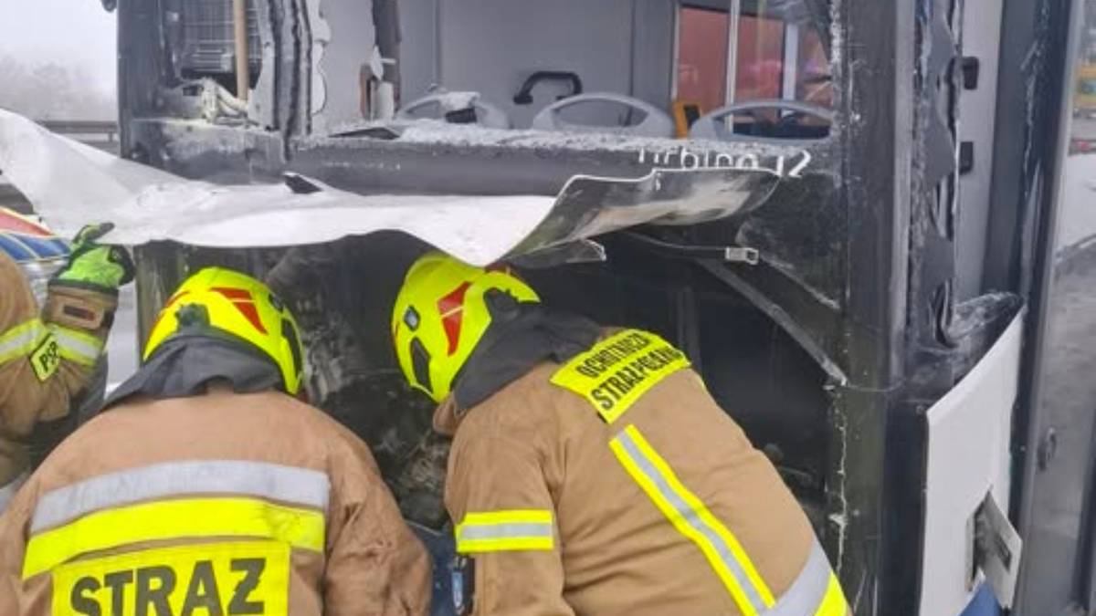 Poważny wypadek na zakopiance. Ciężarówka uderzyła w autobus miejski