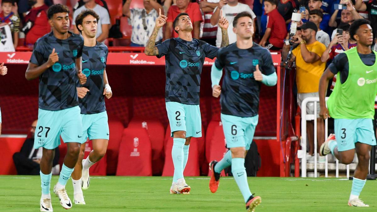 Piłkarze FC Barcelony w turkusowych strojach z czarnymi wzorami biegają po boisku, niektórzy unoszą ręce w geście radości.