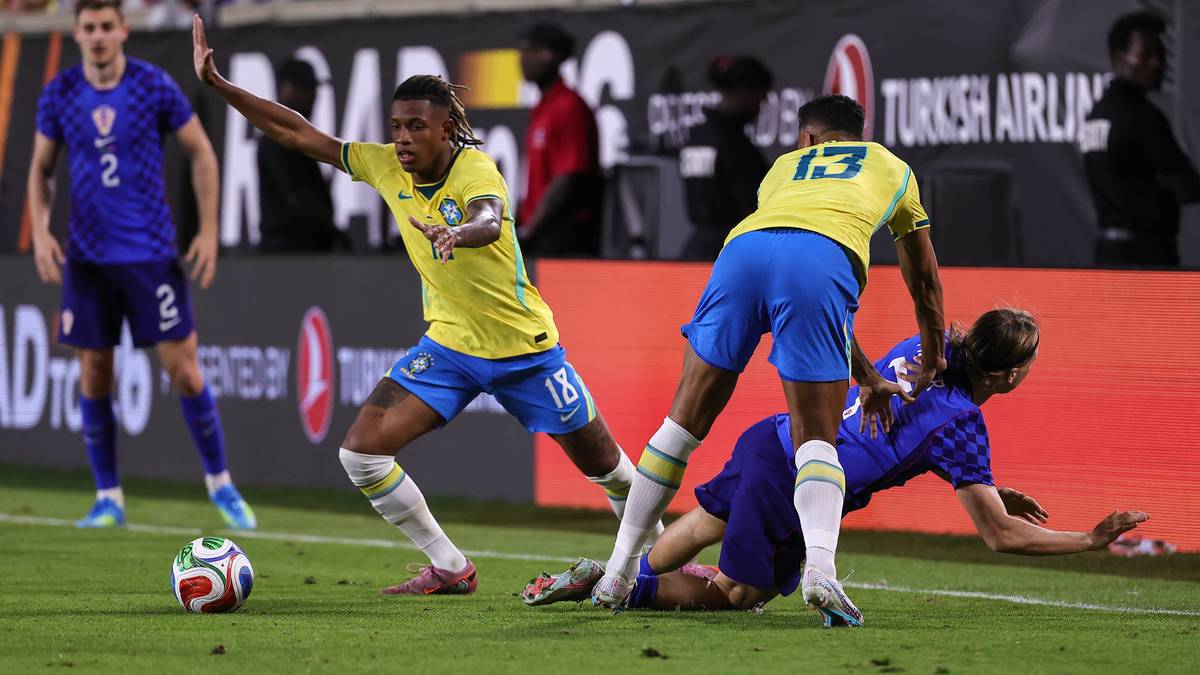 Piłkarze rywalizujący na boisku podczas meczu