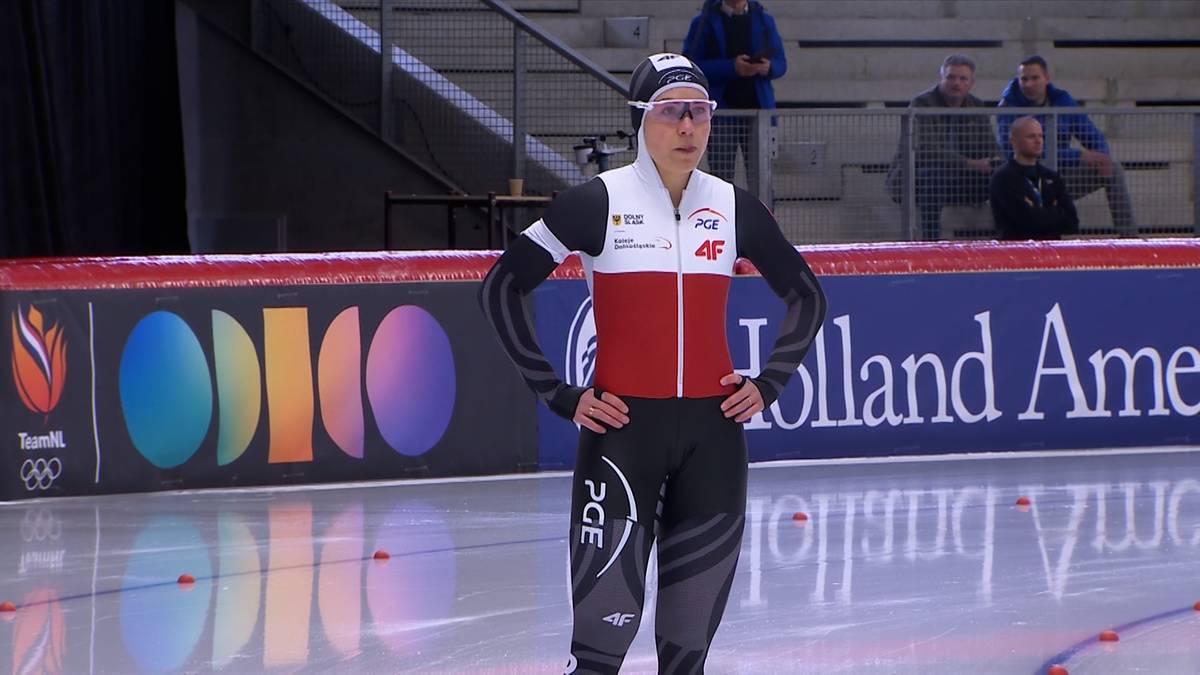 Łyżwiarka w stroju sportowym na lodowisku.