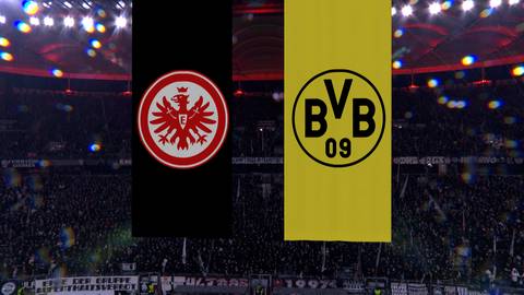 Dwa pionowe banery z logotypami klub&oacute;w piłkarskich Eintracht Frankfurt i Borussia Dortmund na tle oświetlonego stadionu pełnego widz&oacute;w.