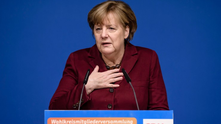"Sprzeczny z ideą pomocy uchodźcom". Angela Merkel o dekrecie Trumpa