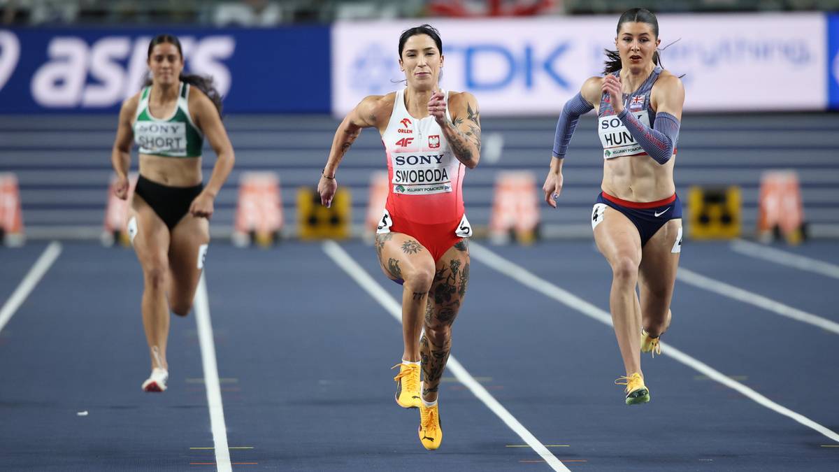 Trzy sportsmenki biegną na bieżni lekkoatletycznej, pierwsza z nich ma na koszulce napis "POLSKA".