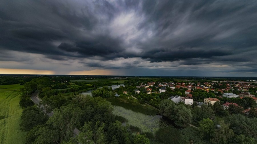 Chmura burzowa nad południe od Warszawy. Fot. TwojaPogoda.pl