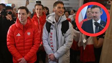 Kacper Tomasiak i Paweł Wąsek, dwaj polscy skoczkowie narciarscy, pozują do zdjęcia w otoczeniu kibiców i dziennikarzy. W prawym górnym rogu okrągłe zdjęcie przedstawiające Adama Małysza.