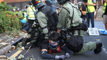 Demonstranci w Hongkongu zdewastowali stację metra. Policja użyła gazu łzawiącego