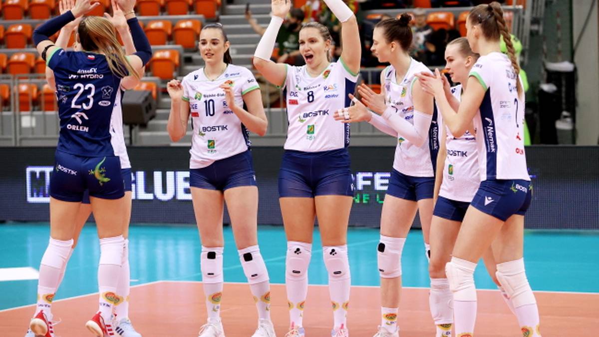Siatkarki BKS BOSTIK ZGO Bielsko-Biała świętujące na boisku.