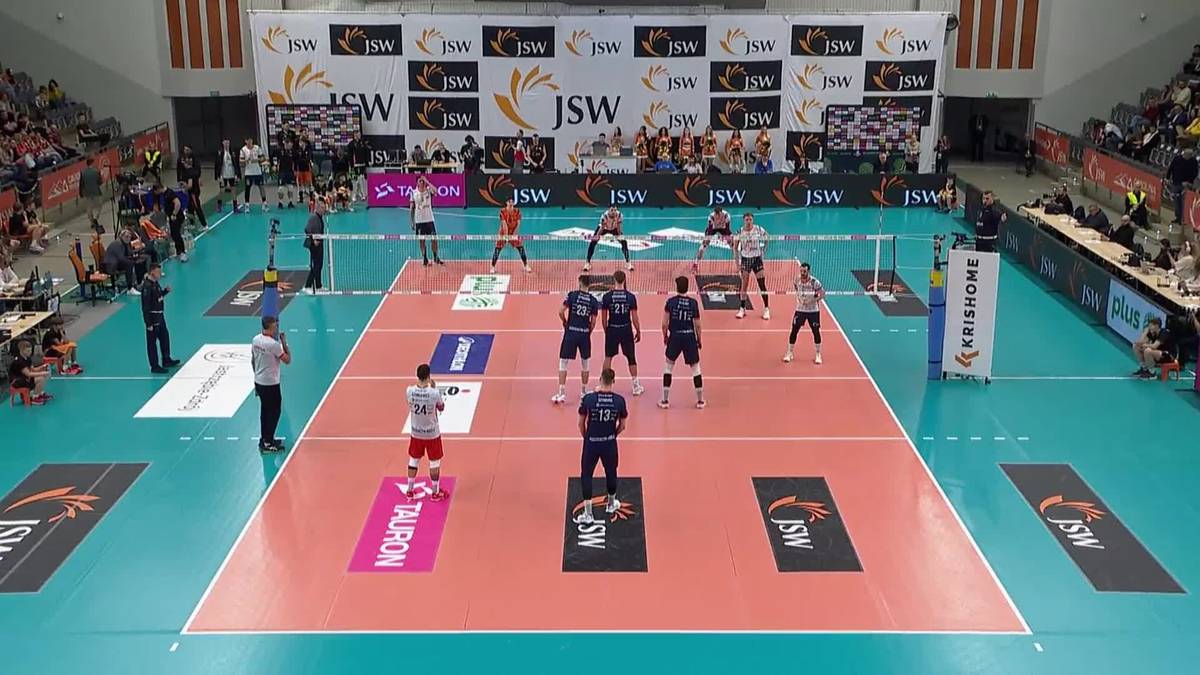 Mecz siatkówki pomiędzy JSW Jastrzębski Węgiel a ZAKSA Kędzierzyn-Koźle, widok z góry na boisko i zawodników podczas akcji.