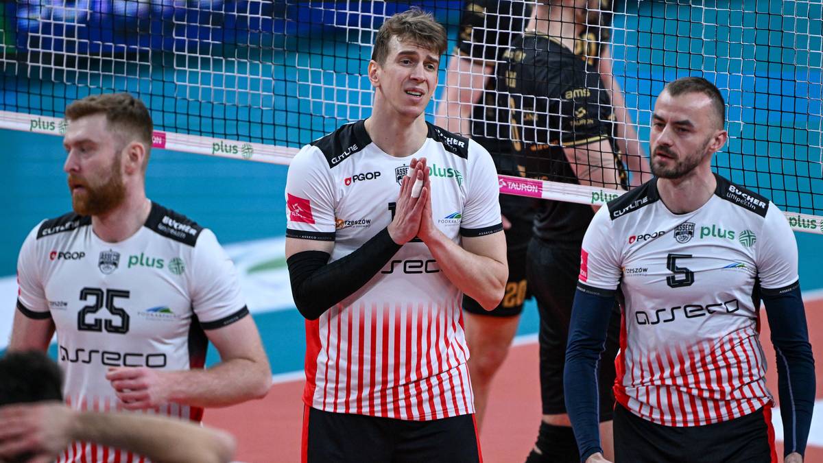Siatkarze Asseco Resovii Rzesz&oacute;w w akcji podczas meczu, jeden z nich składa ręce do modlitwy.