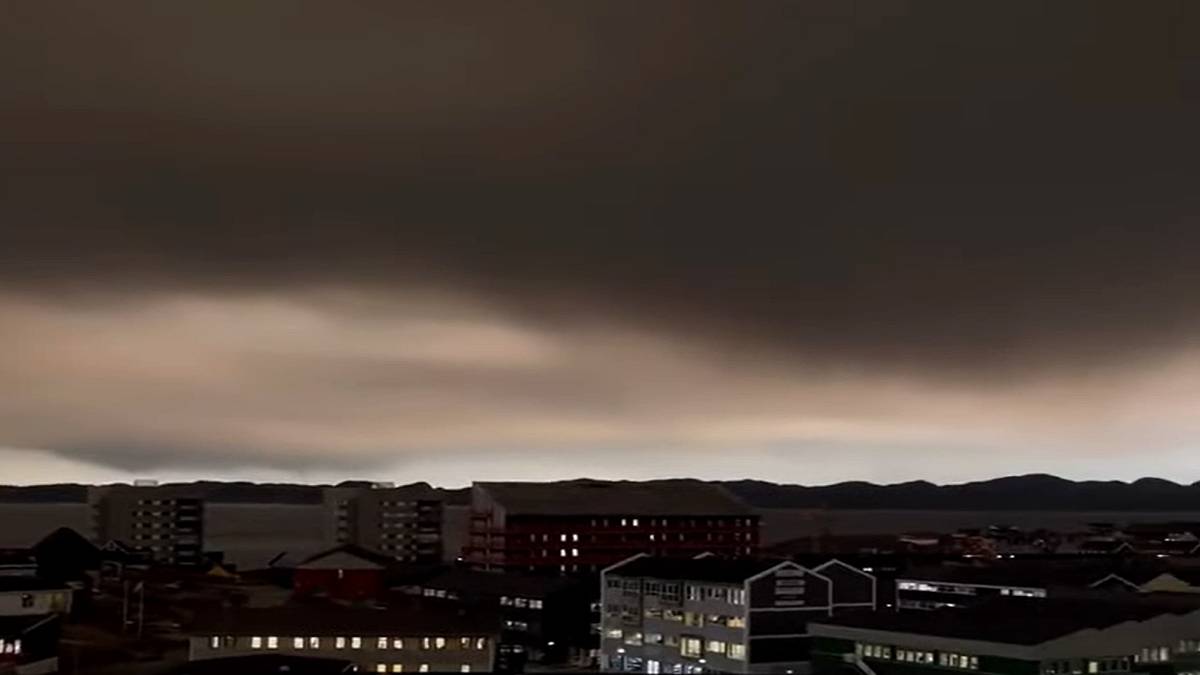 Ciemne niebo o poranku w Nuuk na Grenlandii. Fot. YouTube.