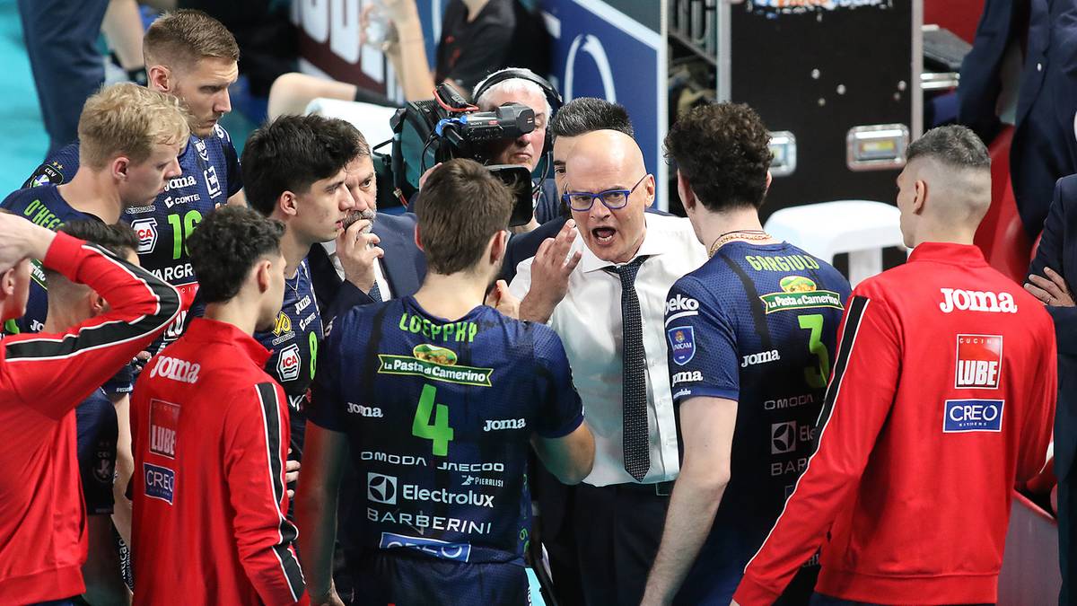 Siatkarze drużyny Lube rozmawiają z trenerem po wygranym meczu.