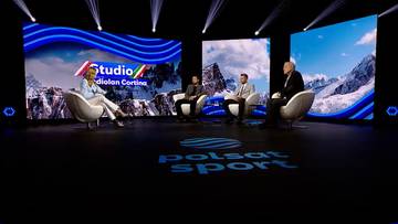 Cztery osoby siedzą w fotelach na scenie studyjnej przed ekranami z widokiem gór. Na podłodze widnieje logo Polsat Sport.
