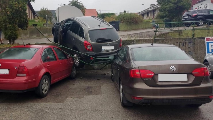 Radziejów. Opel staranował barierkę i spadł na zaparkowane auta