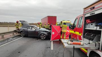 Audi zderzyło się z ciężarówką. Tragiczny wypadek na moście