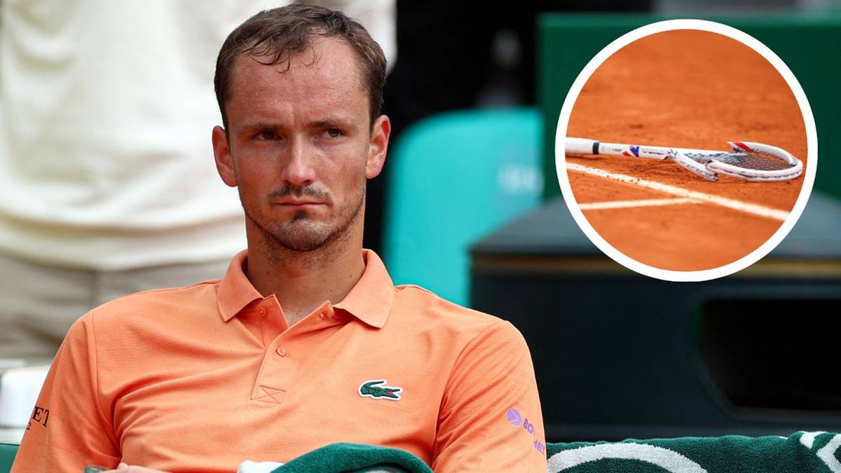 Daniił Miedwiediew siedzący na korcie tenisowym.